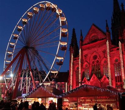 Elle-dechaine-bien-des-passions-la-grande-roue-qui-voisine-le-temple-saint-etienne-sur-la-place-de