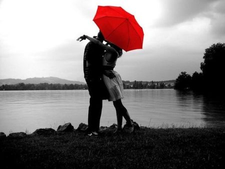 Noir-rouge-couple-parapluie-rouge-big