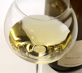 Verre-de-vin-blanc-d-alsace-avec-bouteille-zBO101N